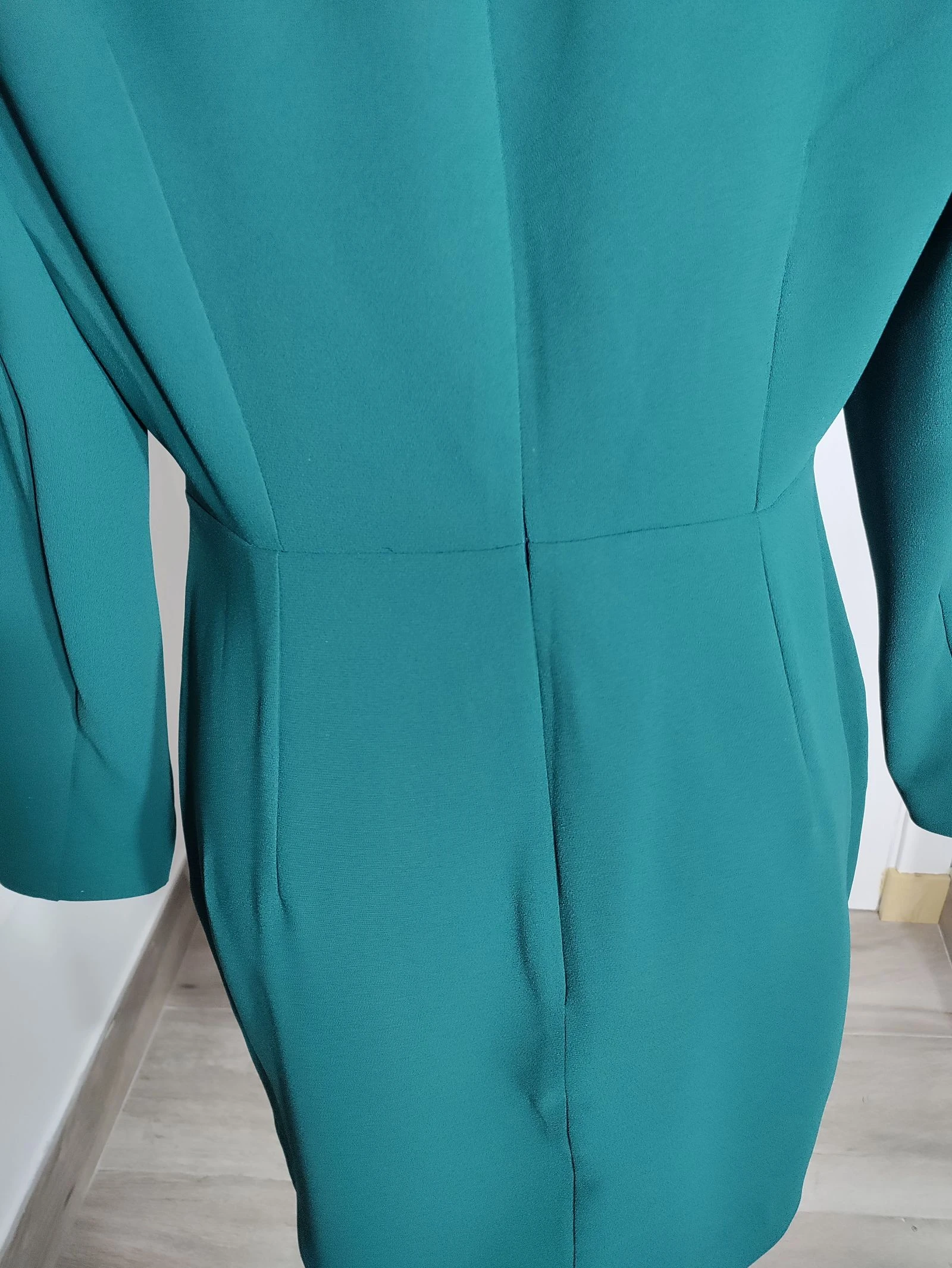 Vestido verde estructurado Mango Suit con hombreras y abertura frontal – Talla L – photo 10